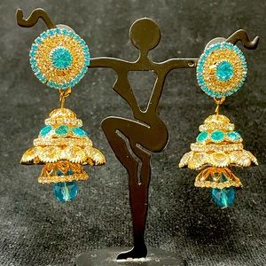 Beautiful golden frozen earrings for lady’s!😍